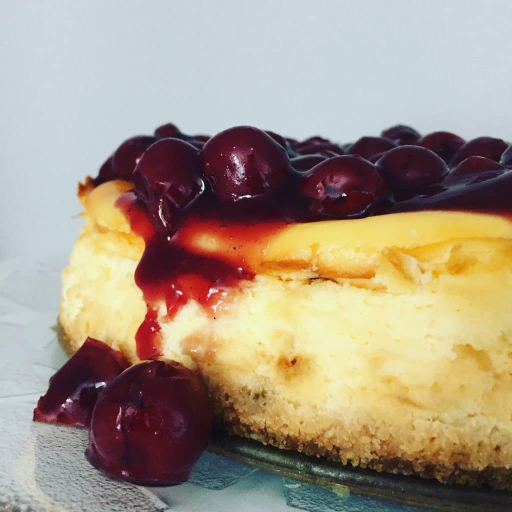 Käsekuchen mit Mohn Cookie Dough und Kirschgrütze ist der Gaumenschmaus schlechthin. Eine Kombination aus salzig, süß, neutral und frucht.