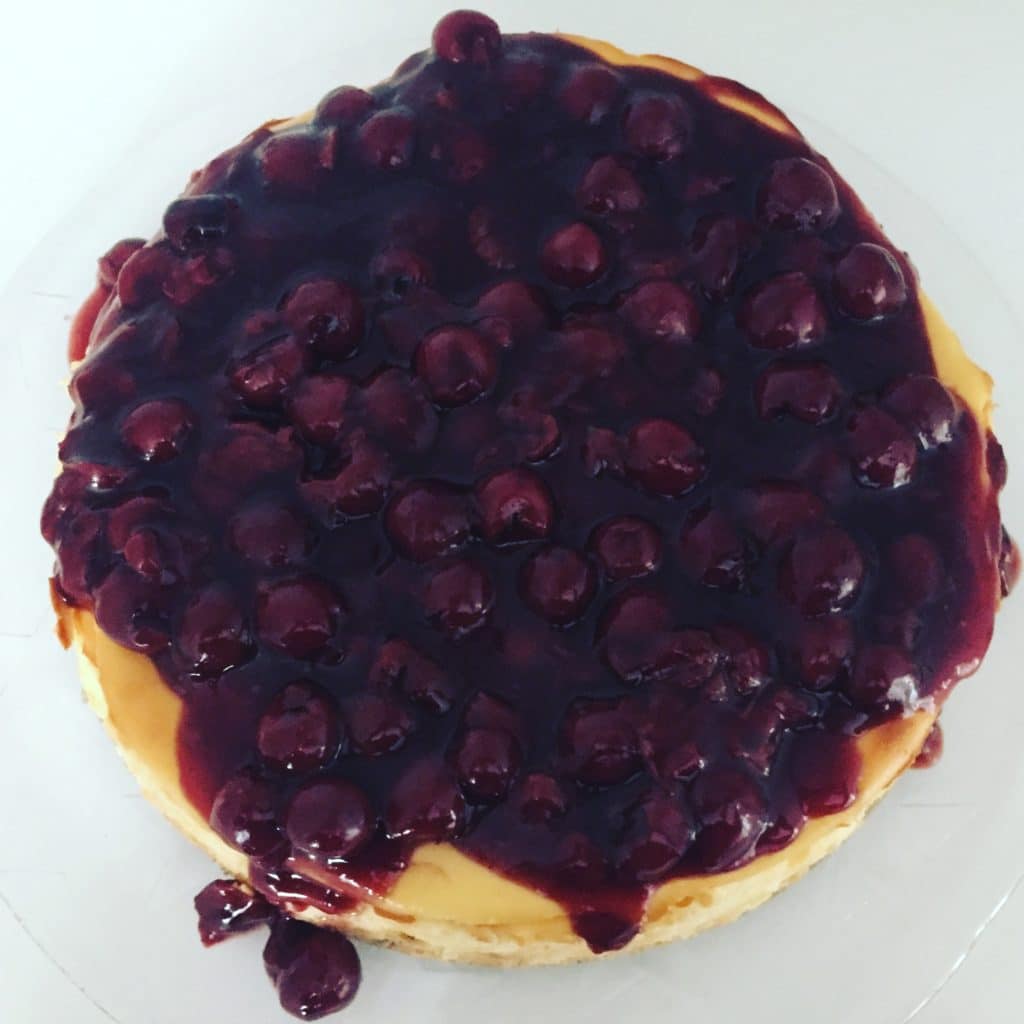 Käsekuchen mit Mohn Cookie Dough und Kirschgrütze ist der Gaumenschmaus schlechthin. Eine Kombination aus salzig, süß, neutral und frucht.