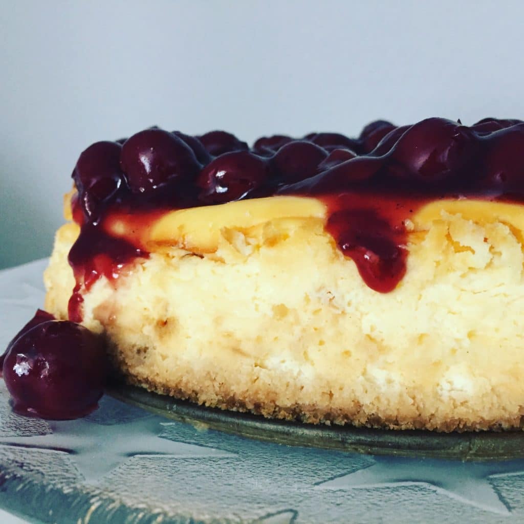 Käsekuchen mit Mohn Cookie Dough und Kirschgrütze ist der Gaumenschmaus schlechthin. Eine Kombination aus salzig, süß, neutral und frucht.