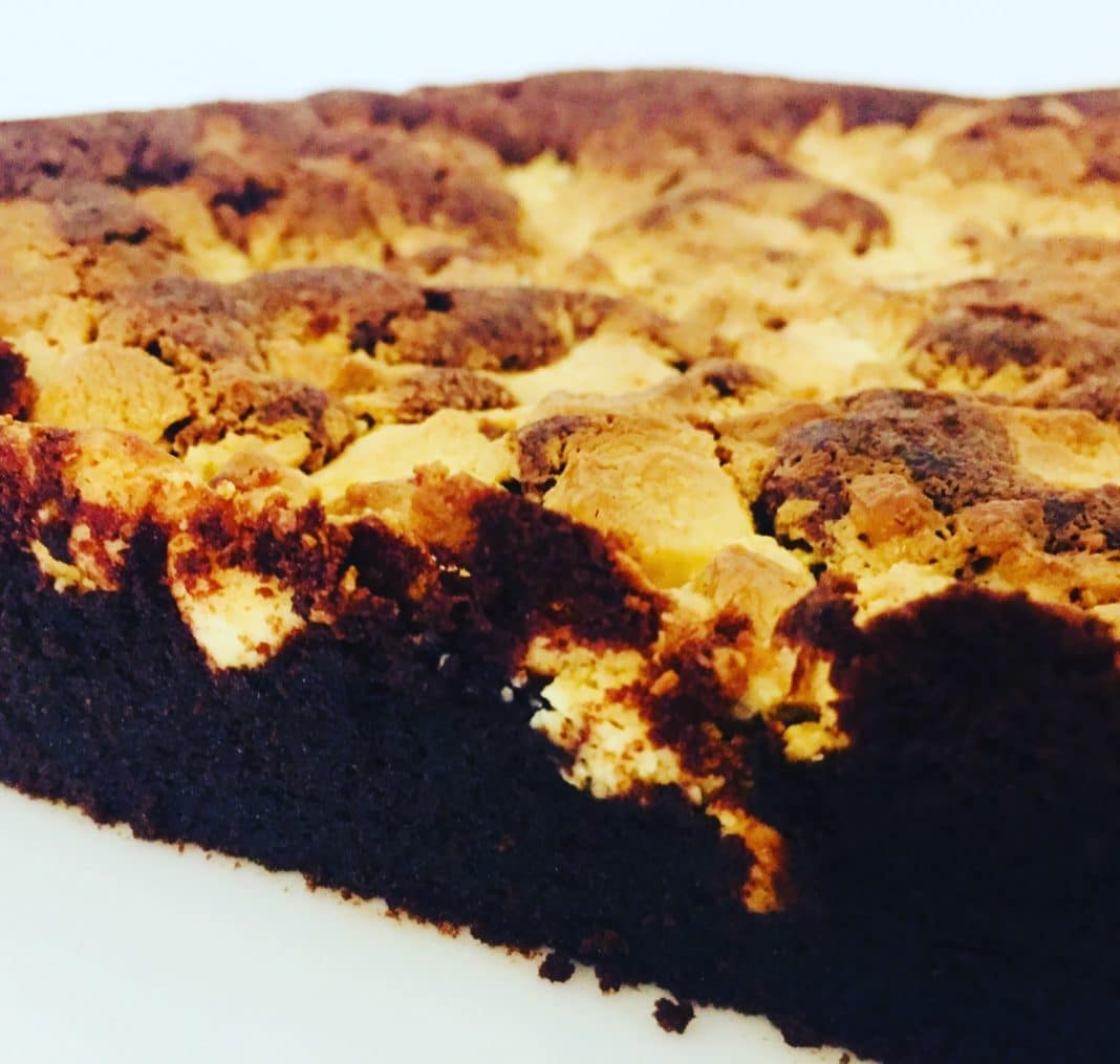 Brownie mit weißer Schokolade Brownie mit weißer Schokolade ist schnell gemacht und durch den Crunch der Schokostücke ein kleines Highlight. Zart schmelzende Schokolade trifft auf Knack!