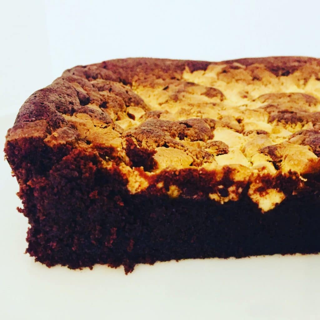 Brownie mit weißer Schokolade ist schnell gemacht und durch den Crunch der Schokostücke ein kleines Highlight. Zart schmelzende Schokolade trifft auf Knack!