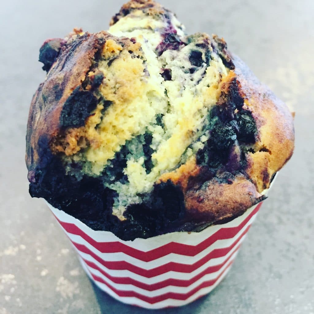 Der Blaubeer Muffin ist der Klassiker unter den Muffin Rezepten und daher ein asbolutes muss.