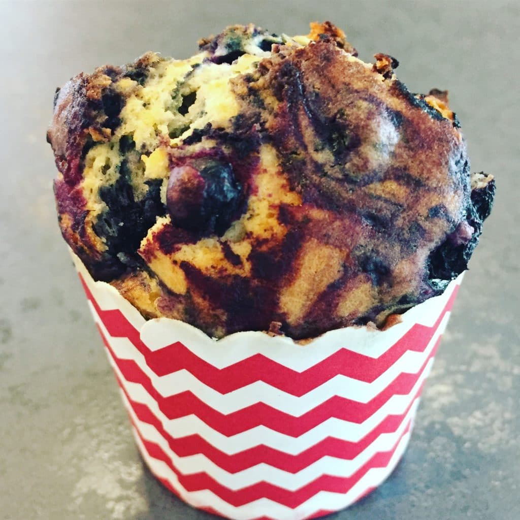 Der Blaubeer Muffin ist der Klassiker unter den Muffin Rezepten und daher ein asbolutes muss.