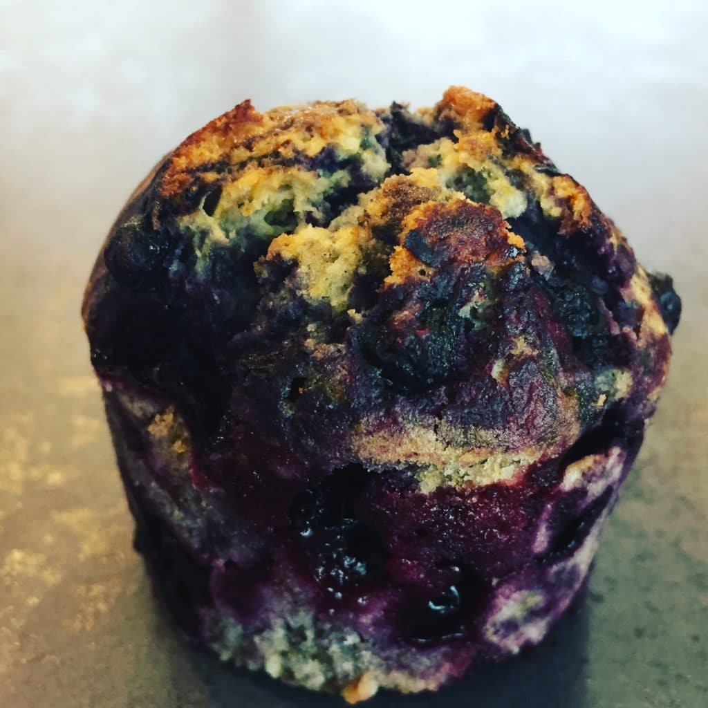 Der Blaubeer Muffin ist der Klassiker unter den Muffin Rezepten und daher ein asbolutes muss.