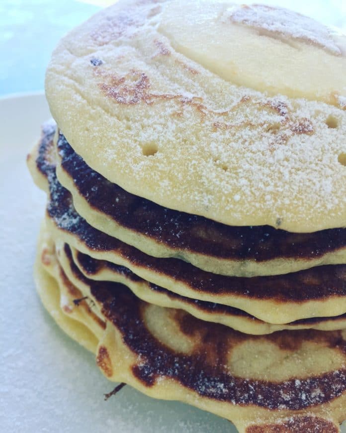 Buttermilch Pancakes Buttermilch Pancakes sind unschlagbar lecker, fluffig, geschmacklich kaum zu toppen und wirklich eine tolle Alternative zu den üblichen Pfannekuchen.