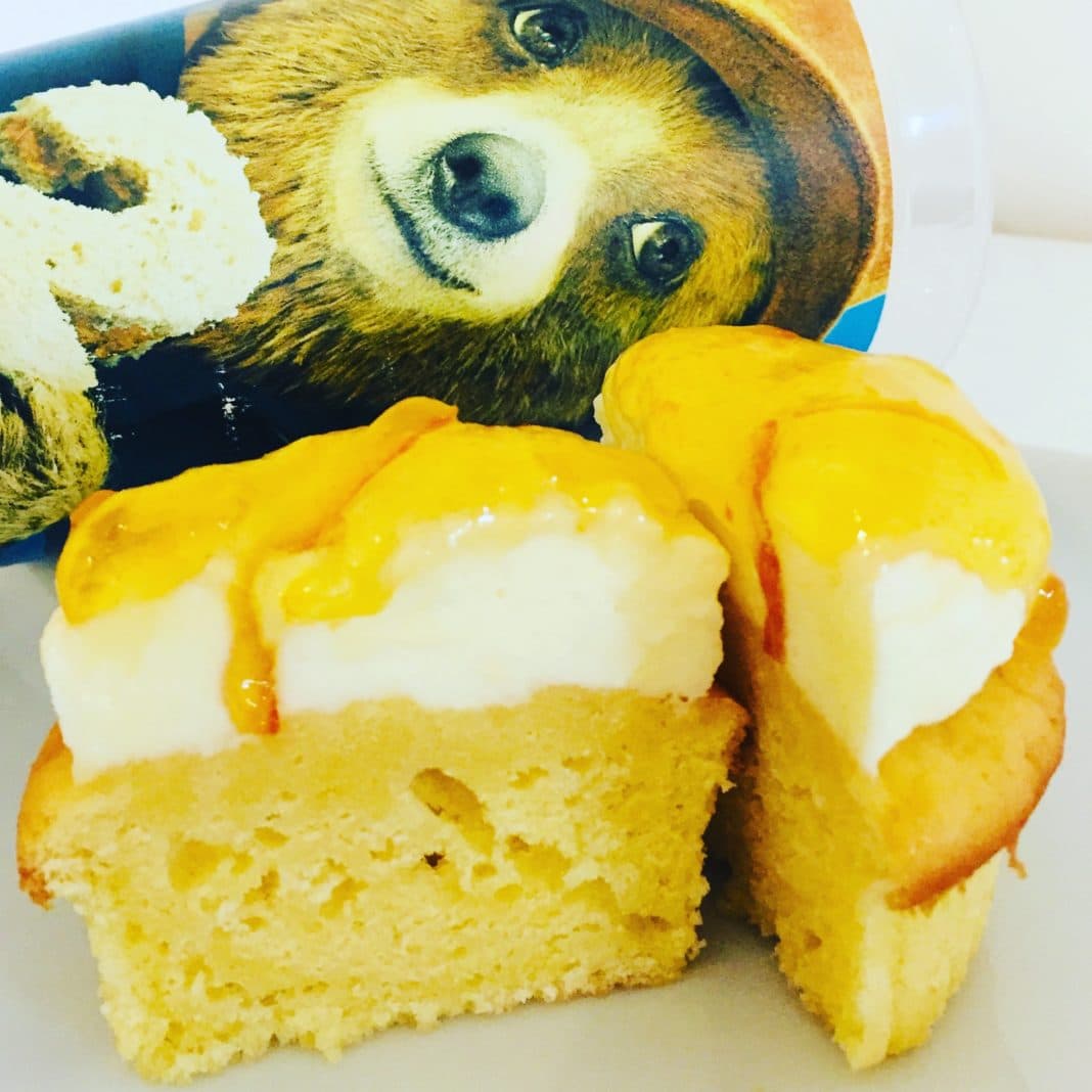 Paddington Paddington Bear ist der kuschelige sprechende Teddy der bei einer reizenden Familie in London lebt und dort tolle Abenteuer bestreitet.