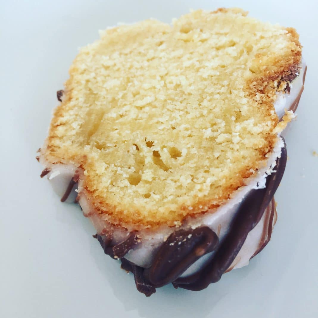 Zitronen Buttermilch Gugelhupf Zitronen Buttermilch Gugelhupf ist ein lockerer leichter sommerlicher Kuchen, der einfach nach Urlaub schmeckt. Zitronig fluffig, was das Herz begehrt.