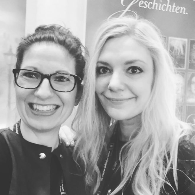Nina MacKay Nina MacKay schreibt unsagbar tolle Jugendbücher, mit ganz viel Witz, Charme un strangen Ideen.