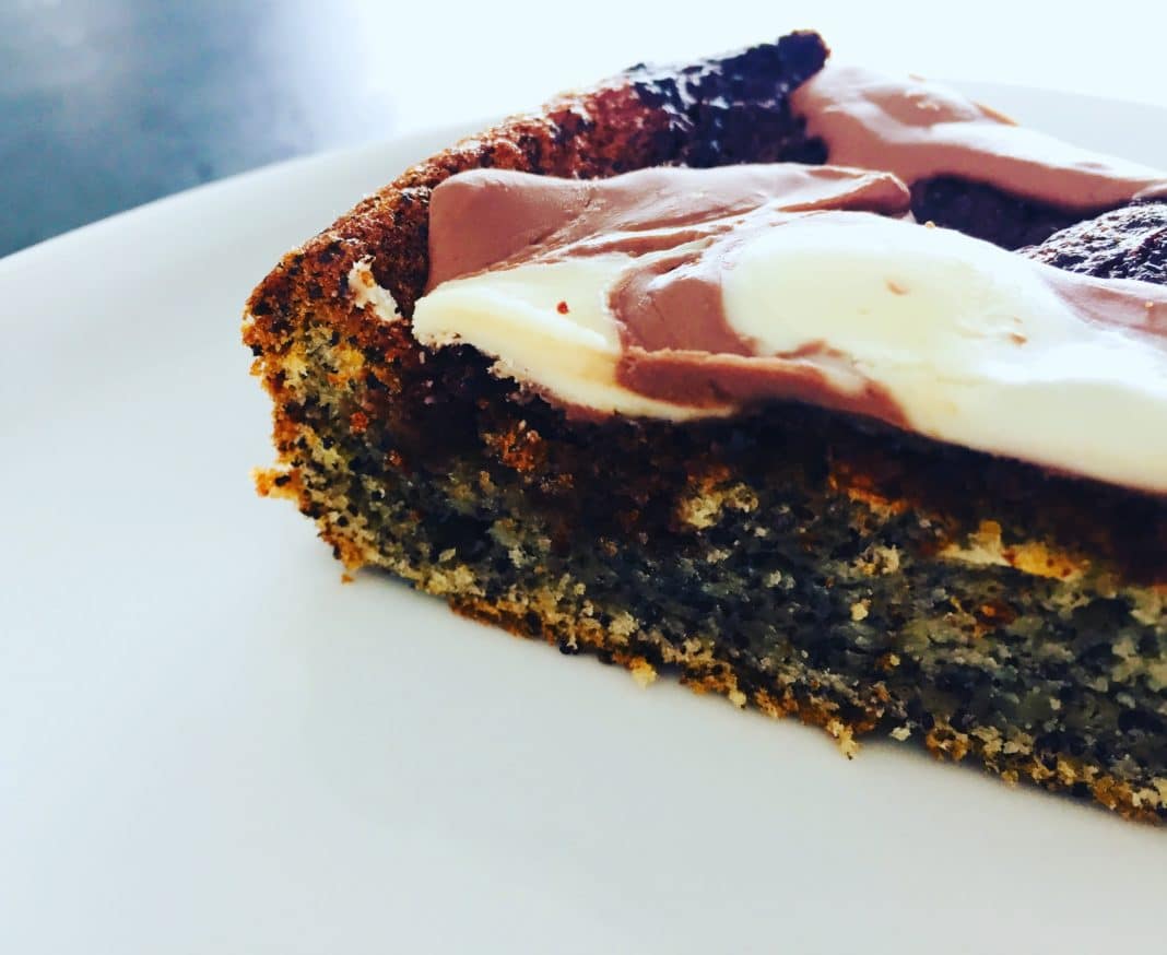Mohnkuchen mit Ostereierresteverwertung Mohnkuchen mit Schokoladenresteverwertung ist der absolute Hit. Hier kann jeder Art von Schokolade genutzt werden, der Fantasie sind keine Grenzen gesetzt.