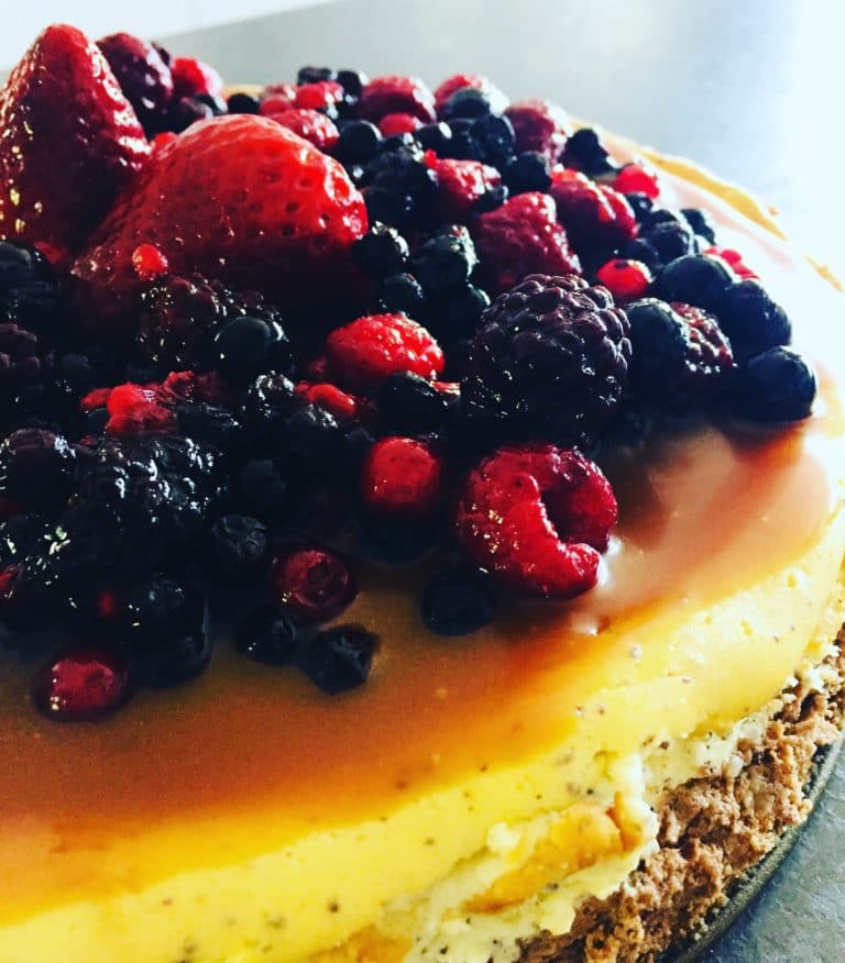 Beeriger Käsekuchen, mit zweierlei Teig aus Schokolade und Mohn und einem unschlagbaren Topping aus Karamellguss und Beeren.