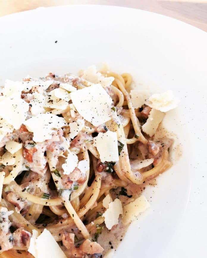 Spaghetti mit Walnusssoße Spaghetti mit Walnusssoße ist ein sommerliches Gericht, da es mit einem Hauch Zitrone verfeinert wird.