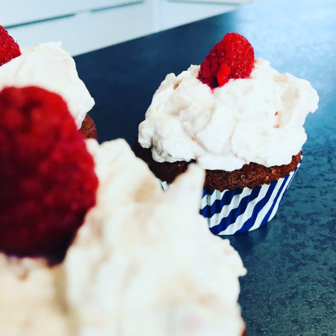 Himbeer Schokoladen Muffin Himbeer - Schokoladen – Muffin sind der absolute Hit. Ein sehr einfaches und simples Rezept, welches schnell gemacht ist und gar nicht so vielen Zutaten Bedarf.
