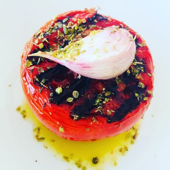 Grilltomate Grilltomate ist eine wunderbare Beilage zur Grillsaison. Sie besticht durch Puristik, Geschmack und ist ein Eyecatcher. Es bedarf lediglich Geschmack!