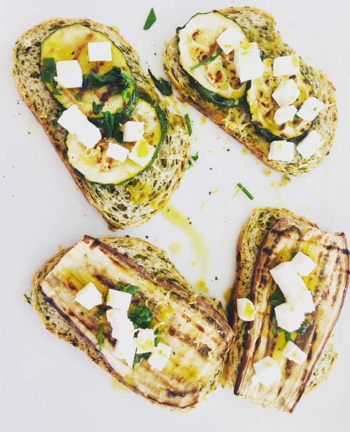 Bärlauchbrotschiffchen Bärlauchbrotschiffchen sind eine gepimpte Variante der altbekannten Bruscetta. Das besondere ist das Brot mit dem Grillgemüse.
