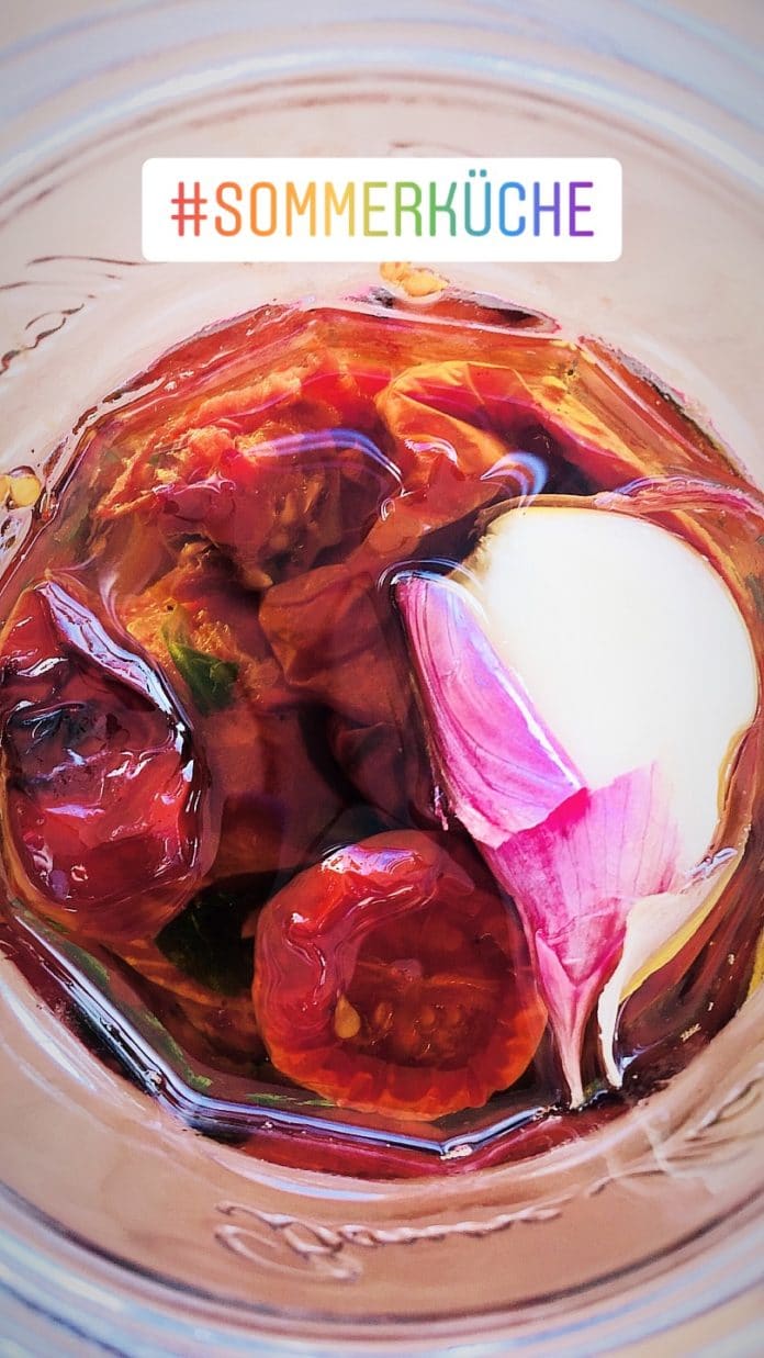 Eingelegte Tomaten Eingelegte Tomaten sind vielseitig einsetzbar und eifach selbst herzustellen. Jetzt einlegen und in den kalten Monaten die Sonne noch schmecken.