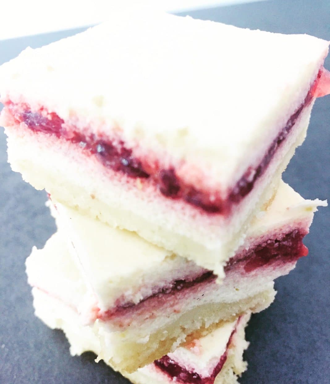 Cheesecake Happen Cheesecake Happen sind ein kleine Sünde. Knackiger Mürbeteig, mit einer zwartschmelzenden Käsecreme und süßer Erdbeermarmelade. Warm oder kalt?!