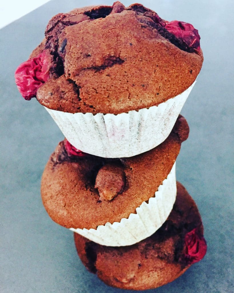 Schoko - Kirsch - Muffins sind wunderbar saftig, extrem aromatisch und sehr schokoladig. Zusätzlich mit Stückchen im Teig, für den besonderen Kick.