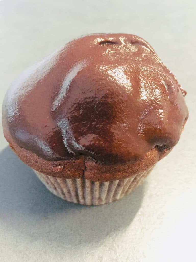 Schoko - Kirsch - Muffins sind wunderbar saftig, extrem aromatisch und sehr schokoladig. Zusätzlich mit Stückchen im Teig, für den besonderen Kick.