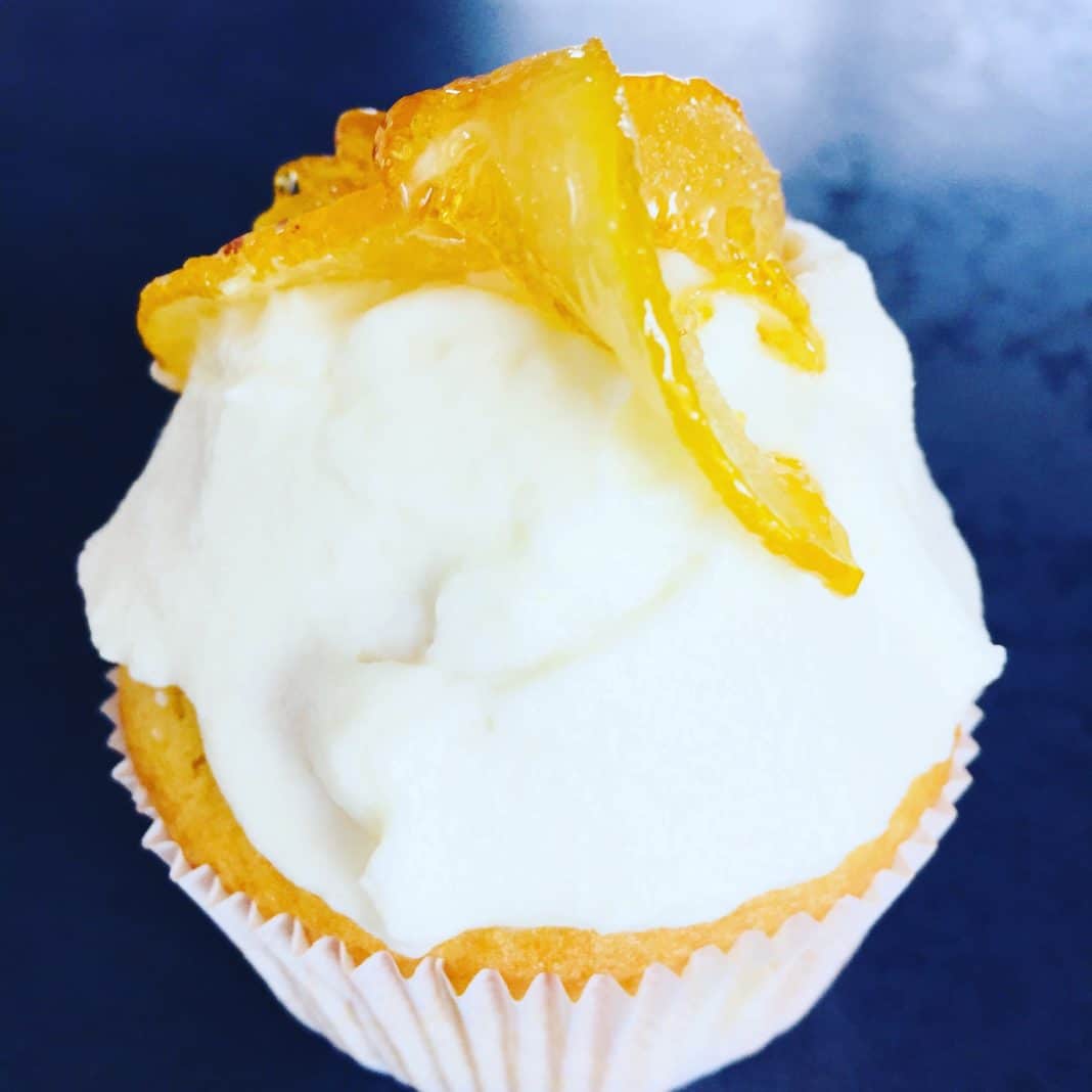 Zitronenmuffin Zitronen Muffins mit einer Frischkäsecreme und als extra Topping Zitronenstreifen im eigenen Saft gegart