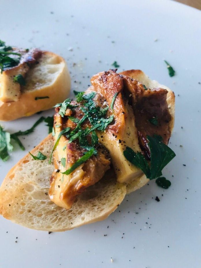 Baguettescheiben mit Pfifferlingen Baguettescheiben mit Pifferlingen ist ein wunderbares Gericht für die Pilzzeit. Vor allem frische Pfifferlinge lassen sich dafür hervorragend nutzen