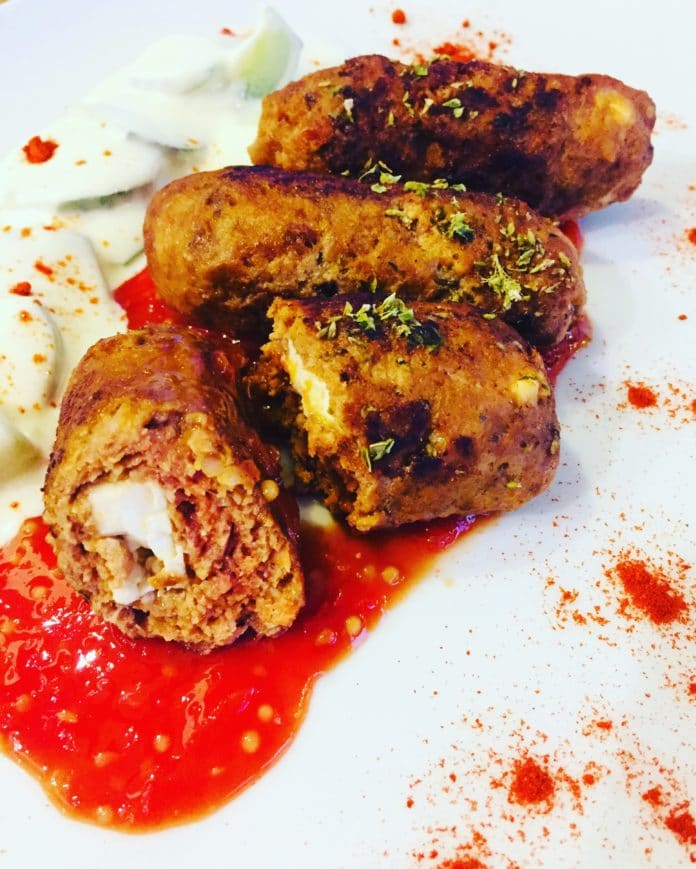 Bifteki mit pikantem Paprika – Tomaten Dipp und Gurken Zaziki ...