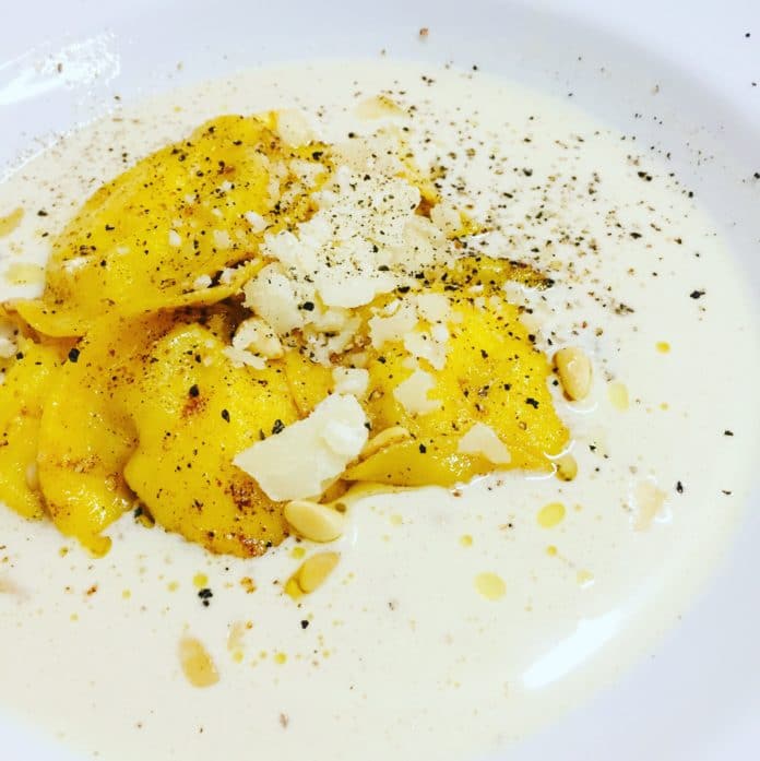 Zitronen Parmesan Soße Zitronen Parmesan Soße ist für alle Nudelsorten ein wahrer Genuss. Die Soßenvarainte mit brauner Butter bildet die Basis hierfür.