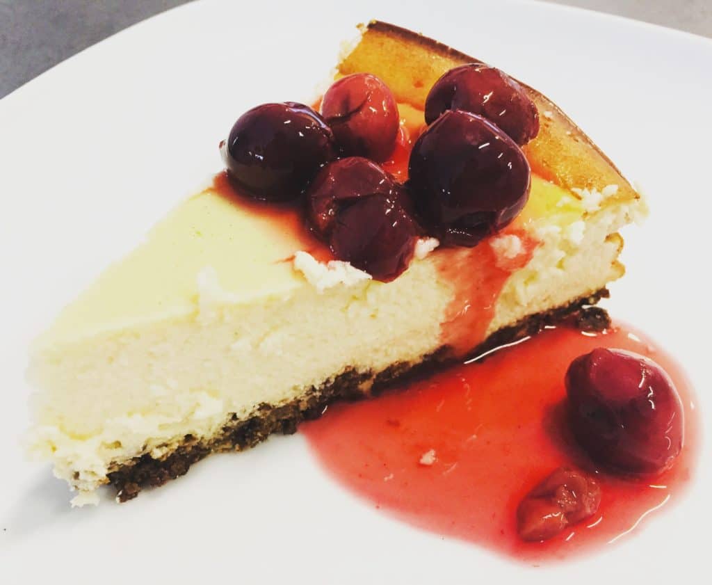 Käsekuchen mit Pumpernickel Boden ist eine herb süße Varainte des altbekannten Klassikers und sehr intensiv im Geschmack.