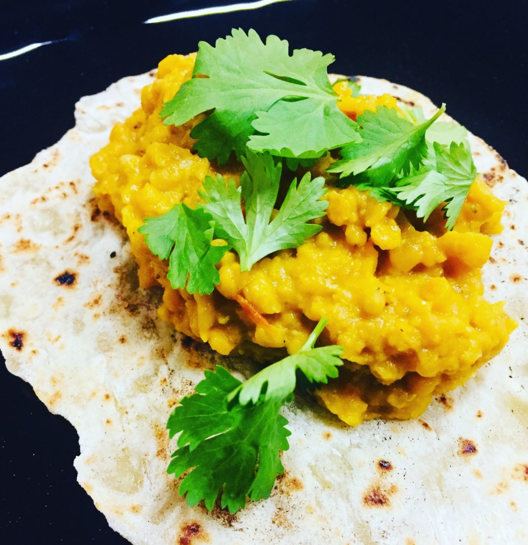 Linsen Dal Zum Dal kann Joghurt aber auch Gemüse gereicht werden. Viele essen dies aber auch pur, in Kombination mit Naan oder Chapati Brot.