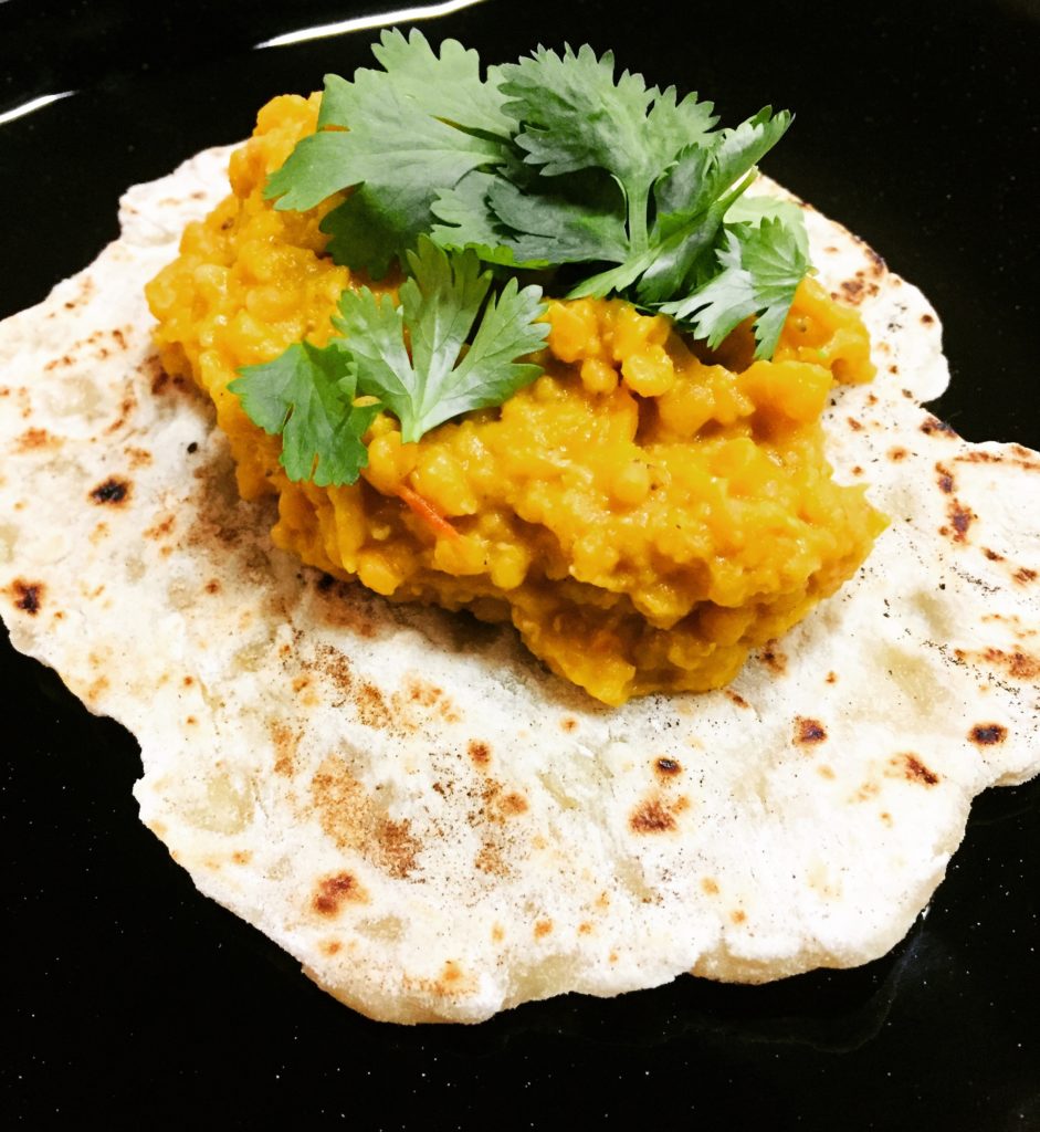 Zum Dal kann Joghurt aber auch Gemüse gereicht werden. Viele essen dies aber auch pur, in Kombination mit Naan oder Chapati Brot.