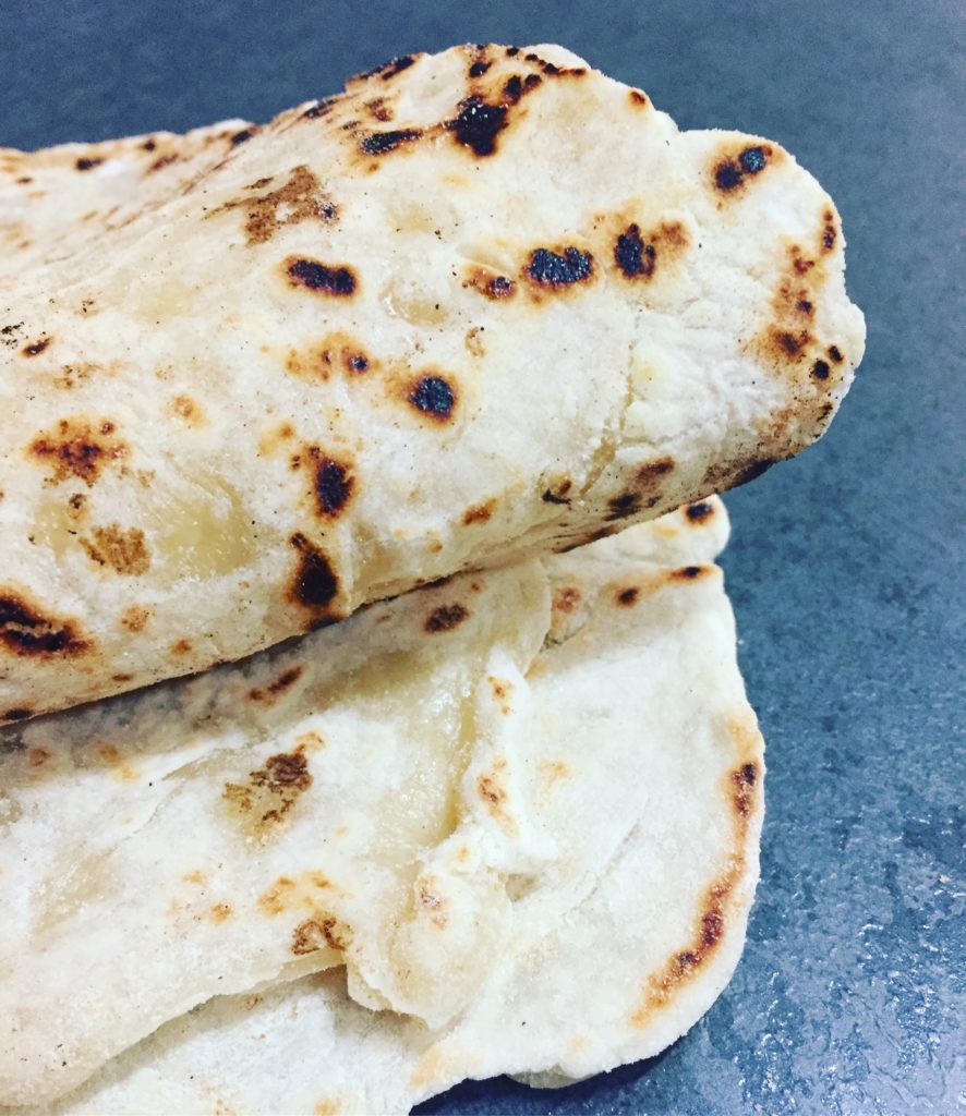 Ist die Alternative zum Naan Brot. Es besteht aus klassischen Zutaten wie Mehl, Wasser und Salz.