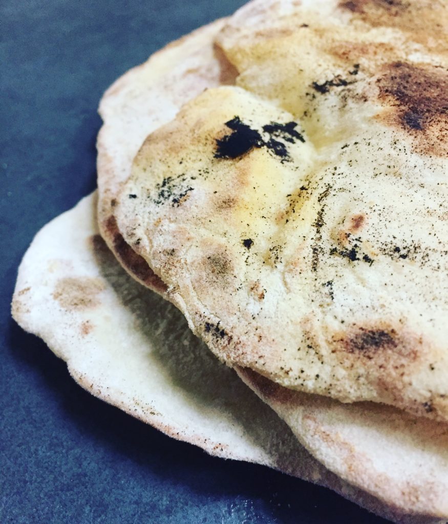 Naan Brot ist das typische Indische Brot, welches zu den meisten Speisen gereicht wird. Der Teig besteht unter anderem aus Joghurt.