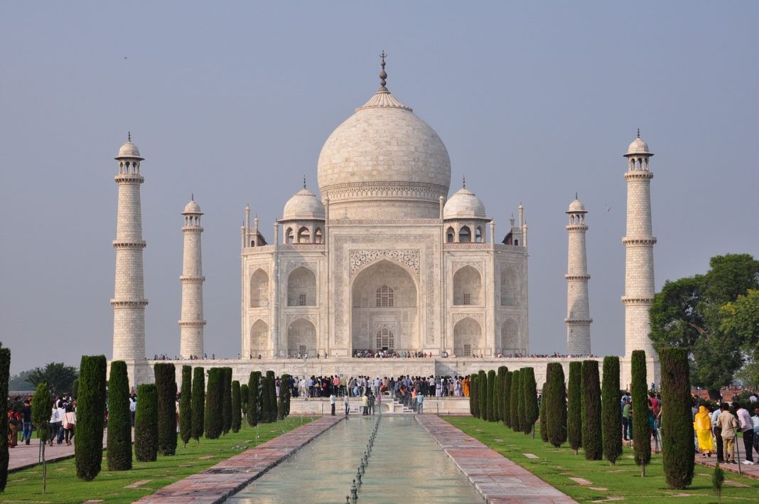 Indien Taj Mahal Indien und sein Essen, ist genauso bunt wie seine Farben und die Gewürze, die dieses Land prägen.