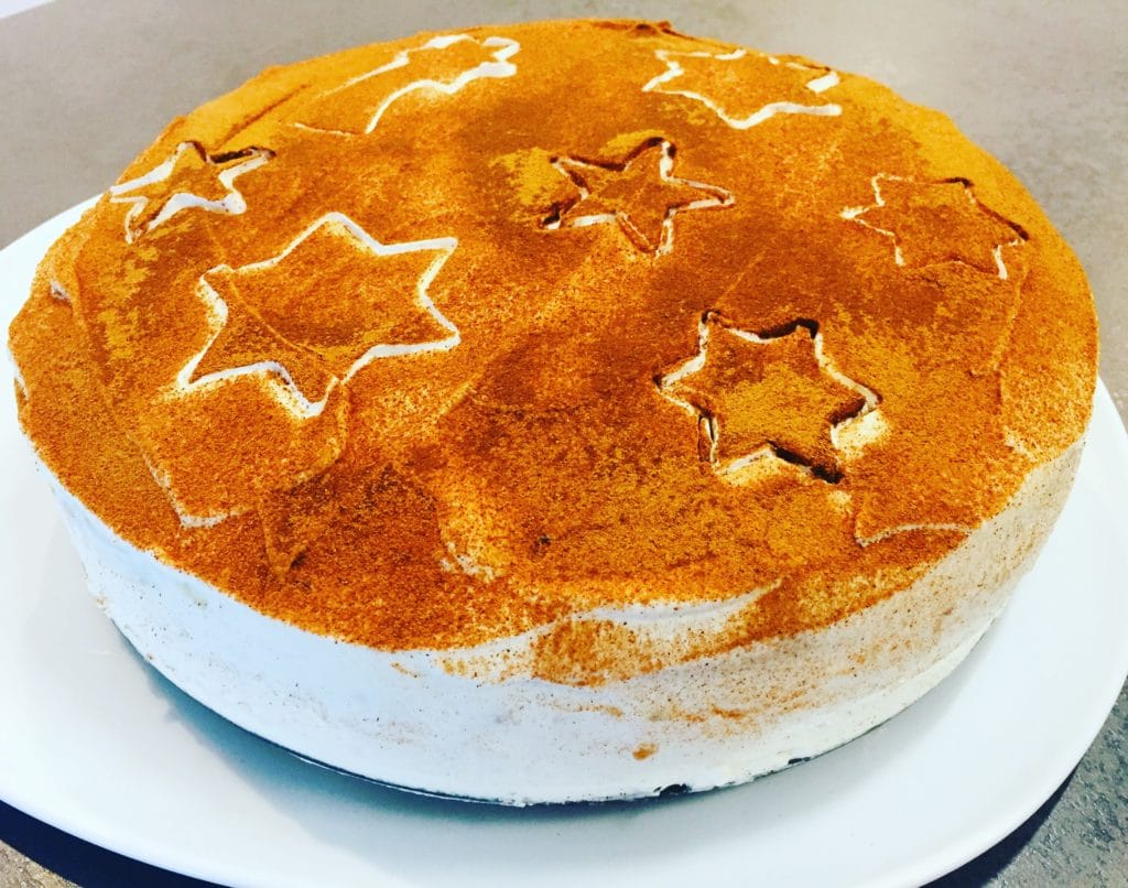 Zimt - Mascarpone - Torte ist eine winterliche Torte. Bestehens aus einem Mandelbiskuitboden und einer Sahne Mascarpone cremig, verfeinert mit Zimt.