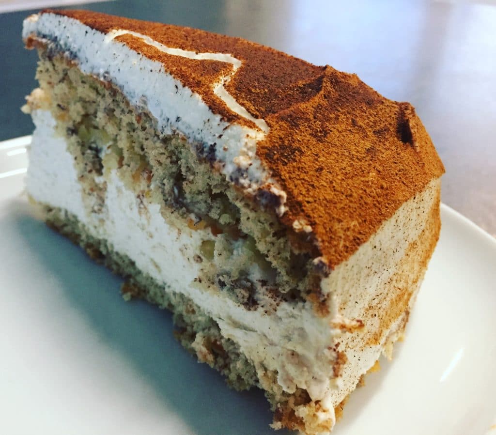 Zimt - Mascarpone - Torte ist eine winterliche Torte. Bestehens aus einem Mandelbiskuitboden und einer Sahne Mascarpone cremig, verfeinert mit Zimt.