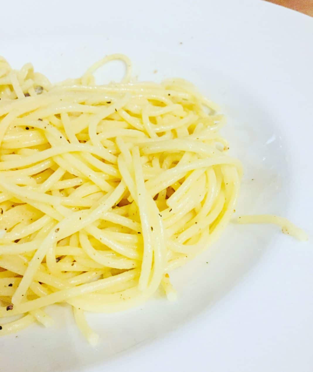 Spaghetti Cacio e pepe Spaghetti Cacio e pepe, ist ein nächtliches Spaghetti Gericht, welches in kürzester Zeit zubereitet werden kann, aus Pecorino und schwarzem Pfeffer.