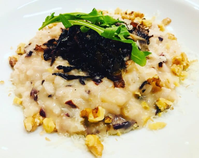 Radicchio Risotto, ist ein Essen für Lieber, die es gerne Bitter mögen. Vor allem das Zusammenspiel von Geschmack und Farbe steht ganz oben!