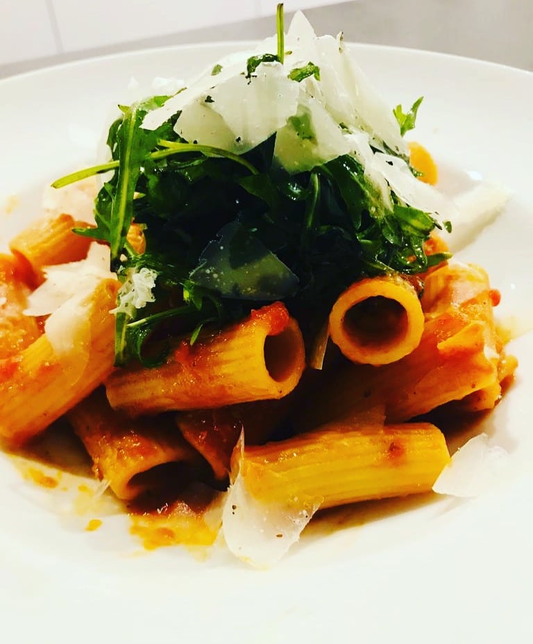 Nudeln mit Tomatensoße - Lovelyliciousme